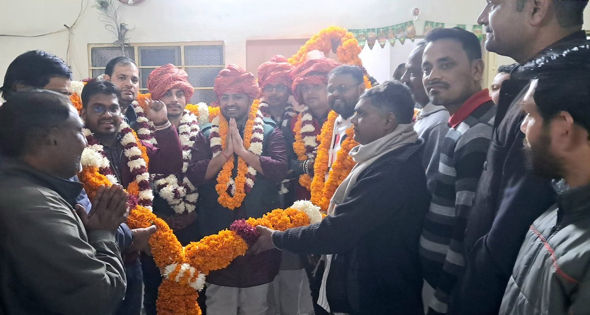 बदनपुरा (जयपुर) में राष्ट्रीय फुले ब्रिगेड के क्रांतिकारीयों ने जबरदस्त स्वागत किया और जन अधिकार यात्रा को लेकर चर्चा कि तथा यात्रा को सफल बनानें के लिए जिम्मेदार दी !!
<a href="/Jaifule_/">Saini समाज राजस्थान</a>  <a href="/fule_jai/">Saini Samachar</a> <a href="/1stIndiaNews/">First India News</a> <a href="/INCIndia/">Congress</a> <a href="/BJP4India/">BJP</a>