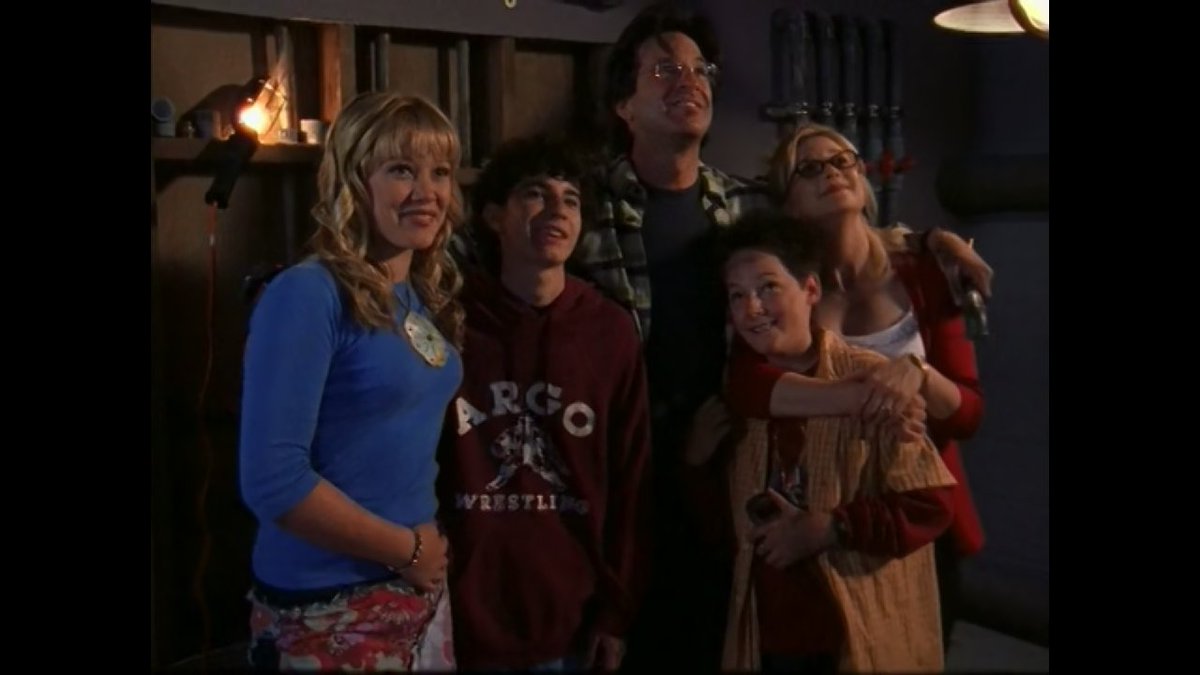 NextScenePod's tweet image. It’s one host floating solo for #Chanukah night four and #LizzieMcGuire season 2 episode 20, “Xtreme Xmas.” #hanukkah nextscenepod.com/podcast/chanuk…