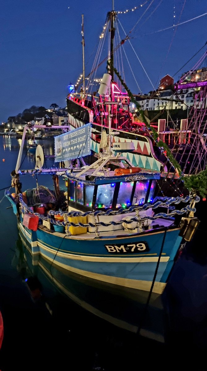 AdelaBm79's tweet photo. The prettiest little trawler in Brixham https://t.co/XIyeFLVUVT