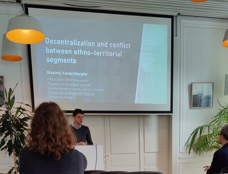 MaximeVdberghe's tweet photo. Zorgt de splitsing van bevoegdheden binnen beleidsdomeinen voor minder conflict tussen Vlaamse en Franstalige politici over die domeinen? Soms, maar niet altijd. Eerste resultaten obv 322 federale regeringsconflicten voorgesteld op de #SOF2022 @POLI_VUB @VPW_be @scpo_be https://t.co/xQmw3i6mbY