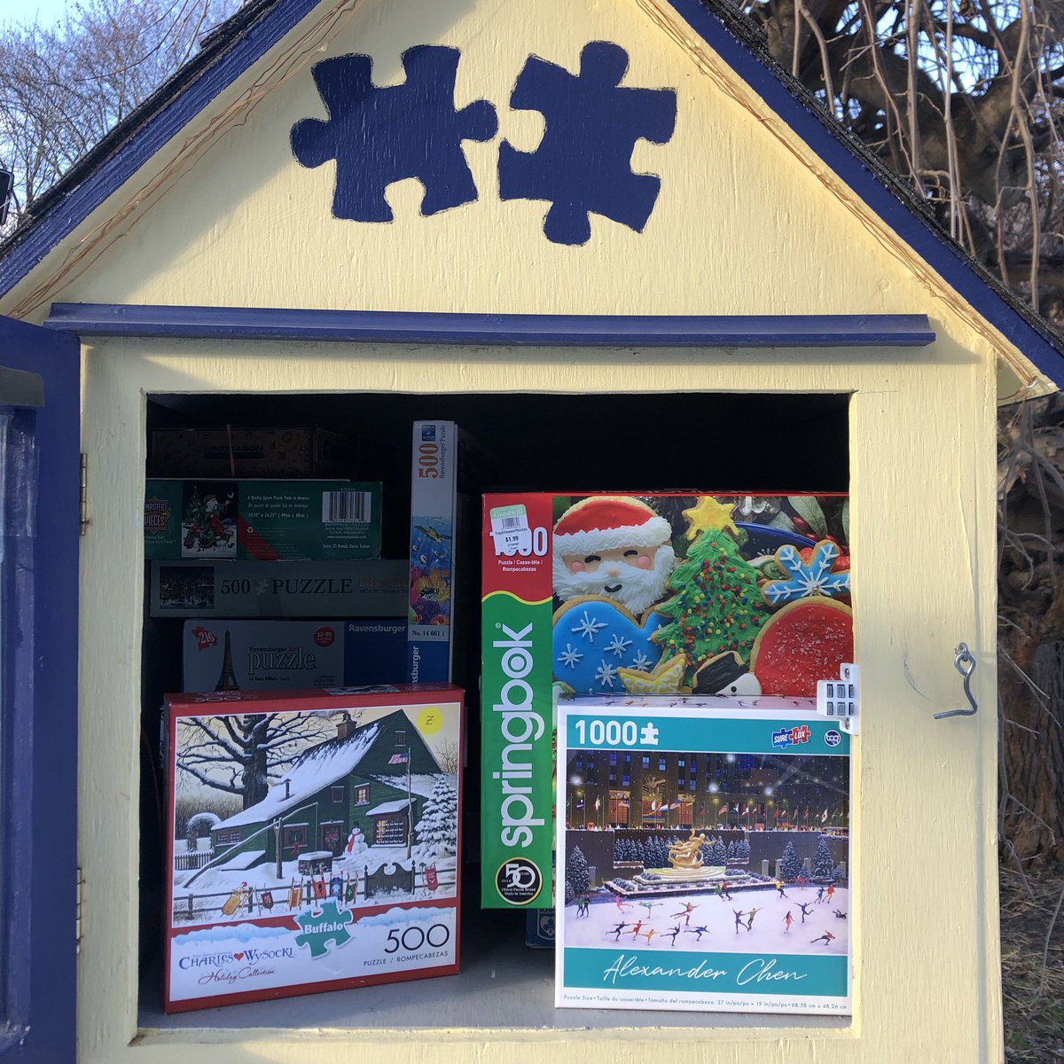 puzzleck1's tweet photo. One last stop at the #puzzlelibrary before Christmas! There are several holiday puzzles in there & a bunch others too! Merry Christmas everyone! ๐โ๏ธ
#merrychristmas #christmaspuzzle @ltlfreelibrary #puzzle #littlefreelibrary #rochesterny #rocpuzzles #penfieldny #brightonny #roc https://t.co/FP2UiExOhN
