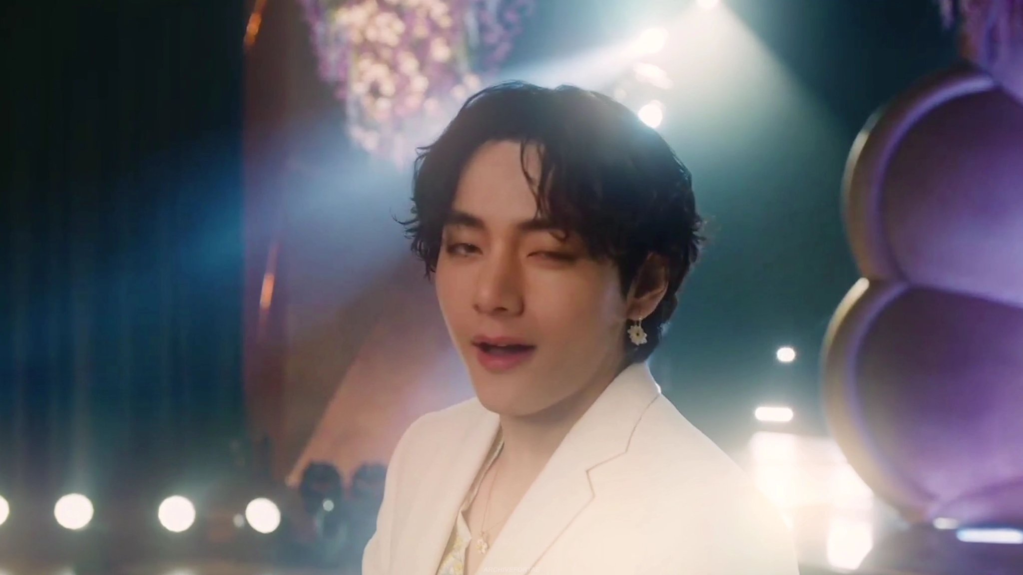 on-twitter-this-taehyung-look-will-go-down-in-the-history-books