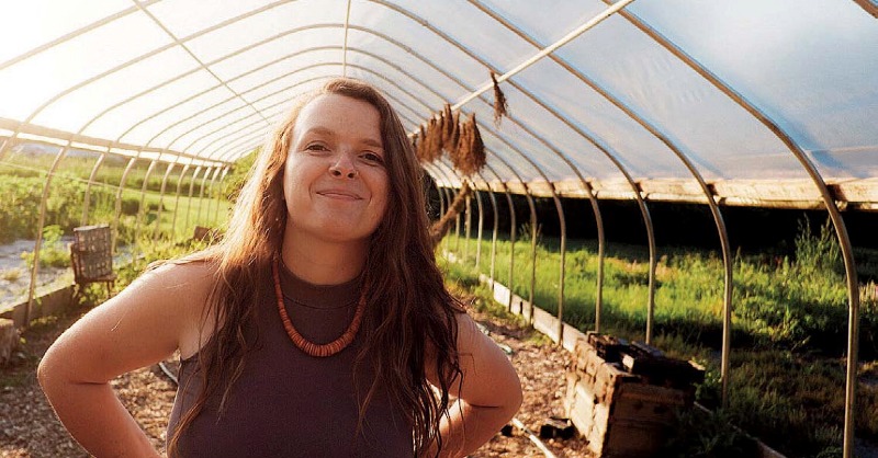 HarvardMagazine's tweet photo. Singer-songwriter Reid Parsons ’15 (@HarvardAnthro and @harvardmus), based in Burlington, has a talent for melody and a voice that somehow sounds both delicate and durable. Parsons will release her first full-length #album in 2023.