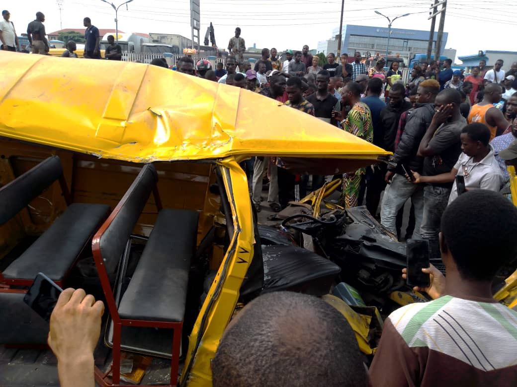 yabaleftonline's tweet photo. Many feared dead as 40-feet containers fall on cars in Lagos https://t.co/prmFzpudLS