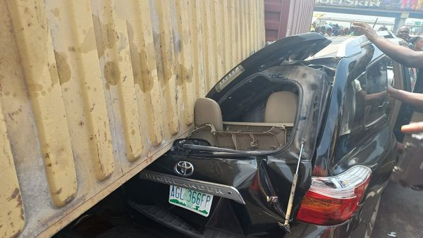 yabaleftonline's tweet photo. Many feared dead as 40-feet containers fall on cars in Lagos https://t.co/prmFzpudLS