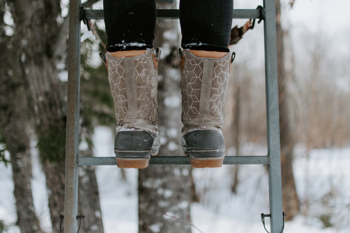 vipHomeLink's tweet image. It's the longest night of the year. Check all your outdoor fixtures to make sure you're all set, and if you're still putting up decorations, practice ladder safety. Only use your ladder on solid, even footing, and never reach. #VHLtips #OutdoorFun #Holidays2022
