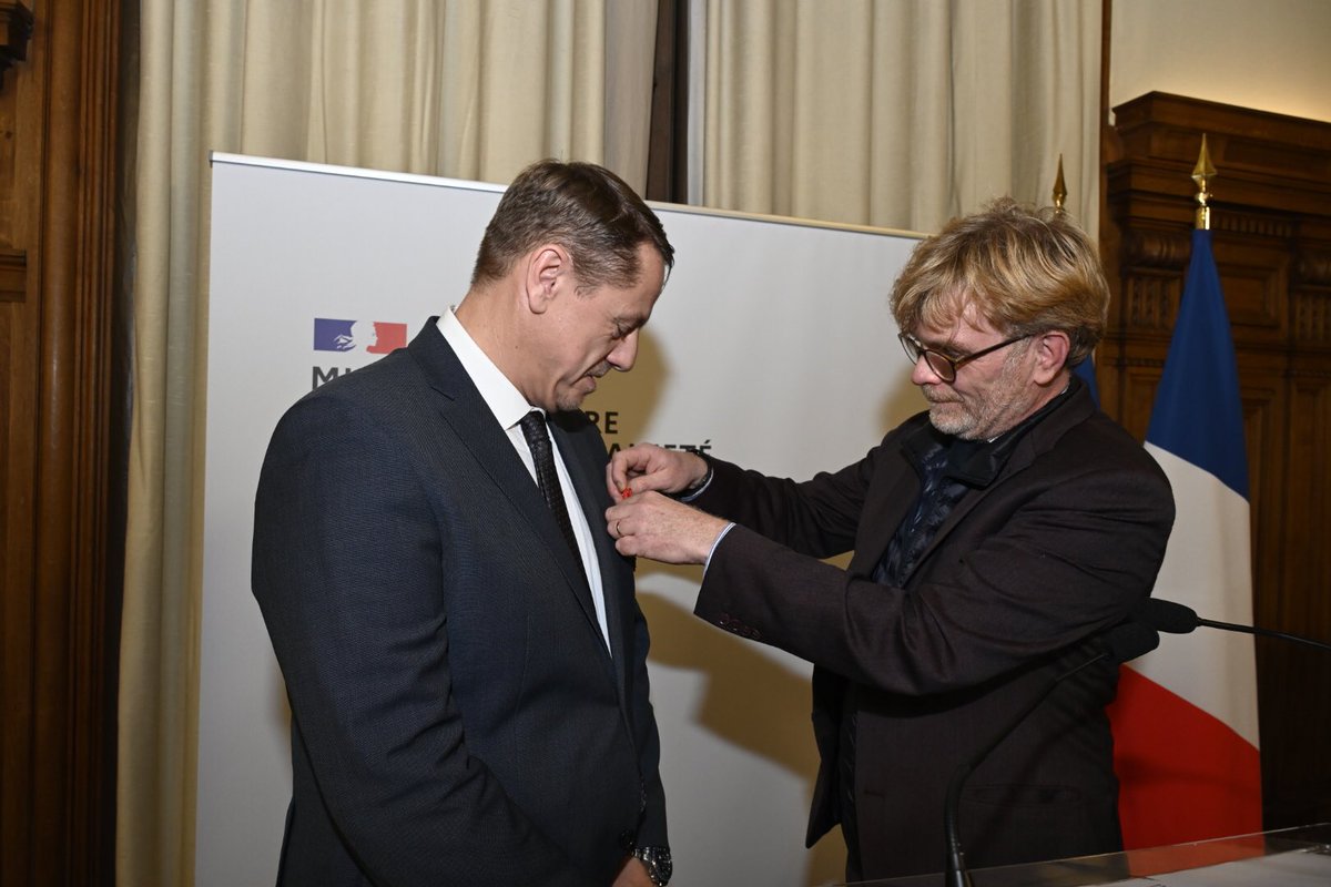 MFesneau's tweet photo. Très heureux d’avoir remis au nom du Président de la République les insignes de chevalier de la Légion d’honneur à Marc Pagès, directeur d’@Interbev_fr.
Cette distinction salue son engagement et ses convictions fortes au service de l’élevage et de ses professionnels éleveurs. https://t.co/CVO2zjk9LI