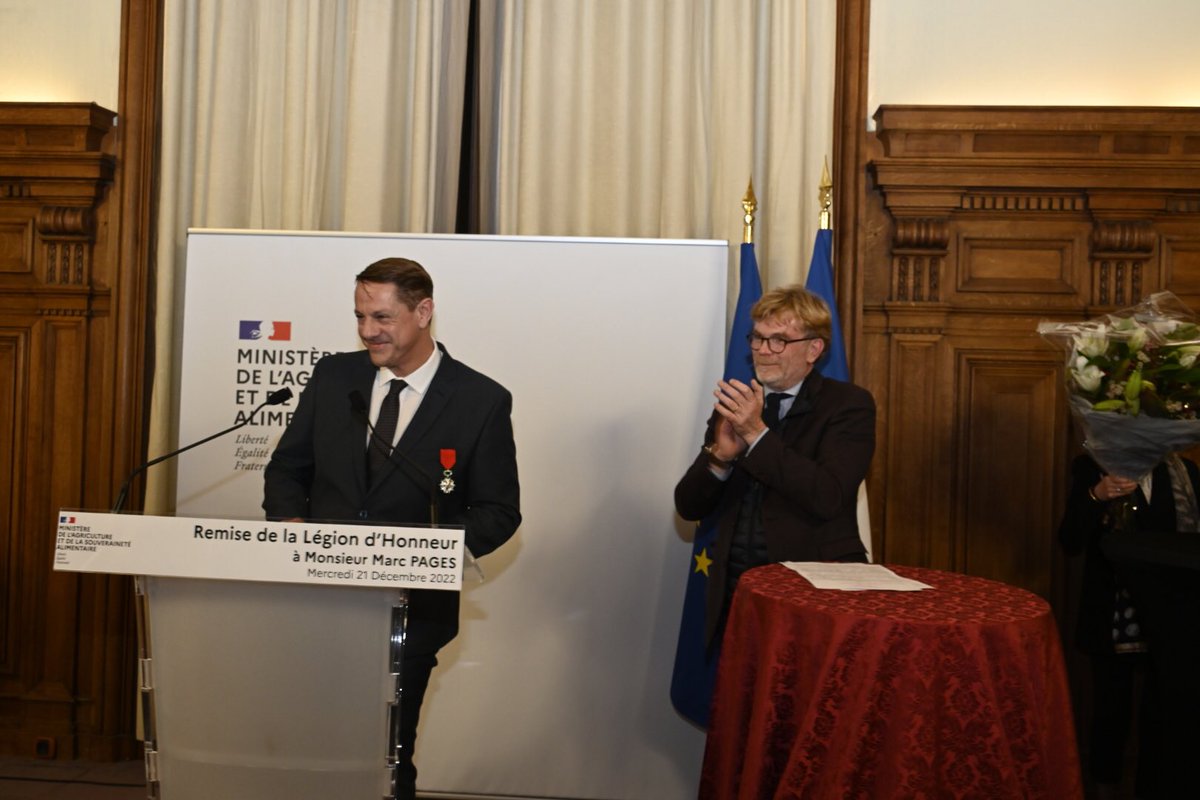 MFesneau's tweet photo. Très heureux d’avoir remis au nom du Président de la République les insignes de chevalier de la Légion d’honneur à Marc Pagès, directeur d’@Interbev_fr.
Cette distinction salue son engagement et ses convictions fortes au service de l’élevage et de ses professionnels éleveurs. https://t.co/CVO2zjk9LI