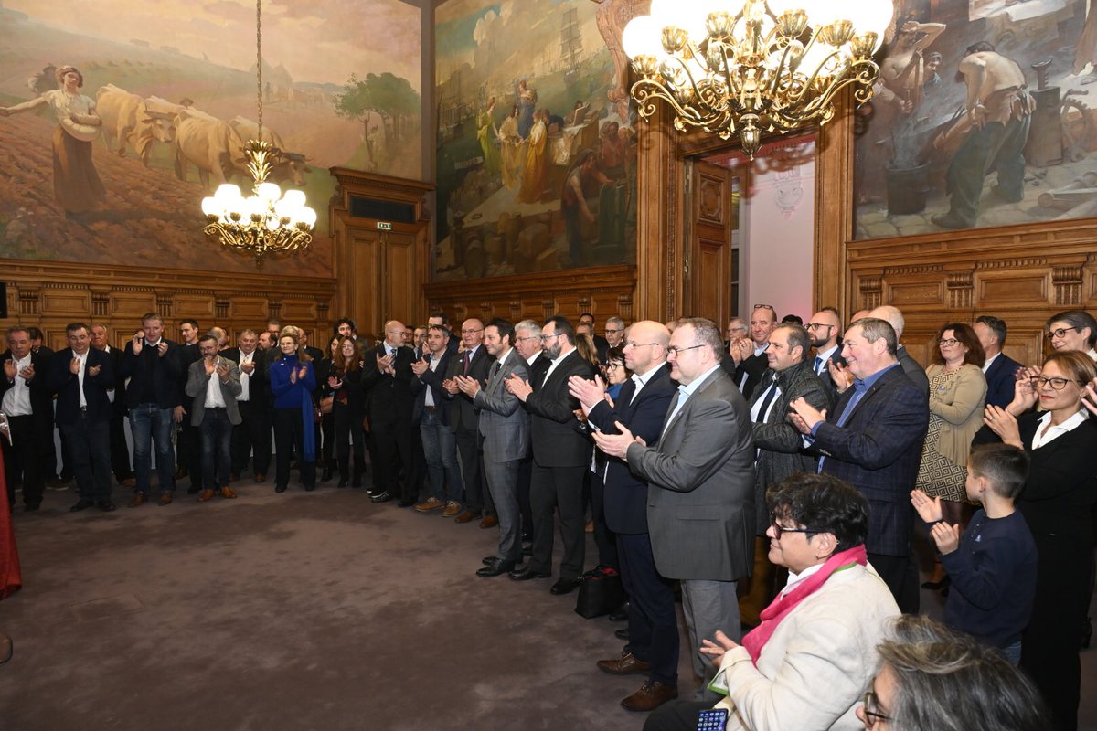 MFesneau's tweet photo. Très heureux d’avoir remis au nom du Président de la République les insignes de chevalier de la Légion d’honneur à Marc Pagès, directeur d’@Interbev_fr.
Cette distinction salue son engagement et ses convictions fortes au service de l’élevage et de ses professionnels éleveurs. https://t.co/CVO2zjk9LI