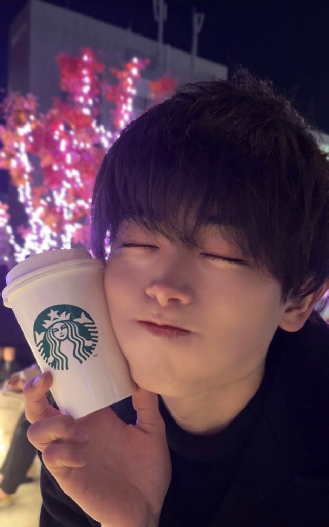 mush__rin's tweet photo. 冬のスタバ大好き https://t.co/KYA1tp6Soz