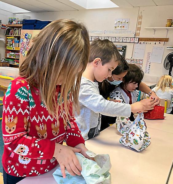 DSDEN 34 (@34dsden) on Twitter photo 🗣️Une idée pour emballer les🎁? 😉Faites comme les élèves de l'école maternelle du Chat Perché à <a href="/VilleCastries/">Ville de Castries</a> #Hérault, optez pour le #furoshiki
Les écoliers ont appris à emballer leurs 🎁avec des tissus récupérés chez eux .Apprentissage des gestes #écocitoyens #EDD 👍👍 🗣️Une idée pour emballer les🎁? 😉Faites comme les élèves de l'école maternelle du Chat Perché à <a href="/VilleCastries/">Ville de Castries</a> #Hérault, optez pour le #furoshiki
Les écoliers ont appris à emballer leurs 🎁avec des tissus récupérés chez eux .Apprentissage des gestes #écocitoyens #EDD 👍👍