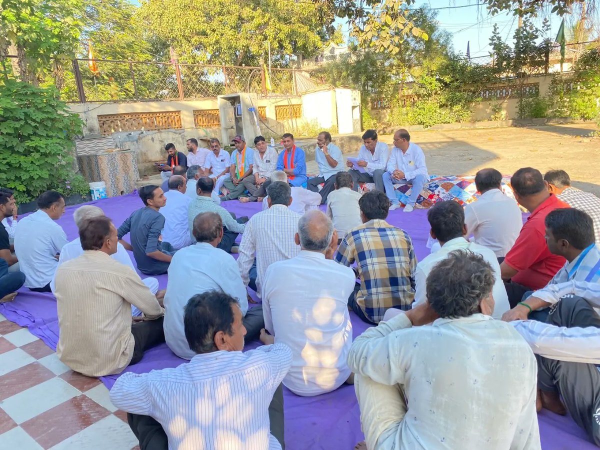 BLKARAGATIYA's tweet photo. આજ રોજ માળિયા હાટીના તાલુકાના જાનુડા ગામના આગેવાનો,મતદારો નો ઋણ સ્વીકાર કાર્યક્ર્મ અંતર્ગત ગામના વિકાસ કાર્યોની વિવિઘ રજુવાત આગેવાનો દ્વારા કરવામા આવી હતી.મતદારો,કાર્યકરો,આગેવાનો ના પ્રશ્નો સાંભળ્યા હતા.તમામ લોકોનો આભાર વ્યક્ત કરવામાં આવ્યો હતો.
#januda #maliya #89mangrol https://t.co/hg6on0vdv7
