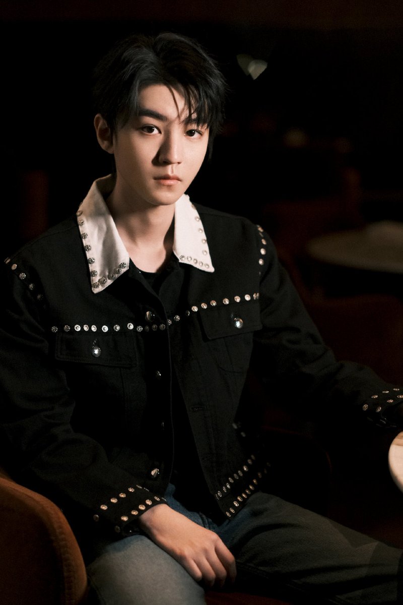 karryxiaokai's tweet photo. 好久不见🦀
#王俊凯黑色工装适型
#王俊凯 #wangjunkai #xiaokai  #KarryWang https://t.co/oMIWXfe0ao