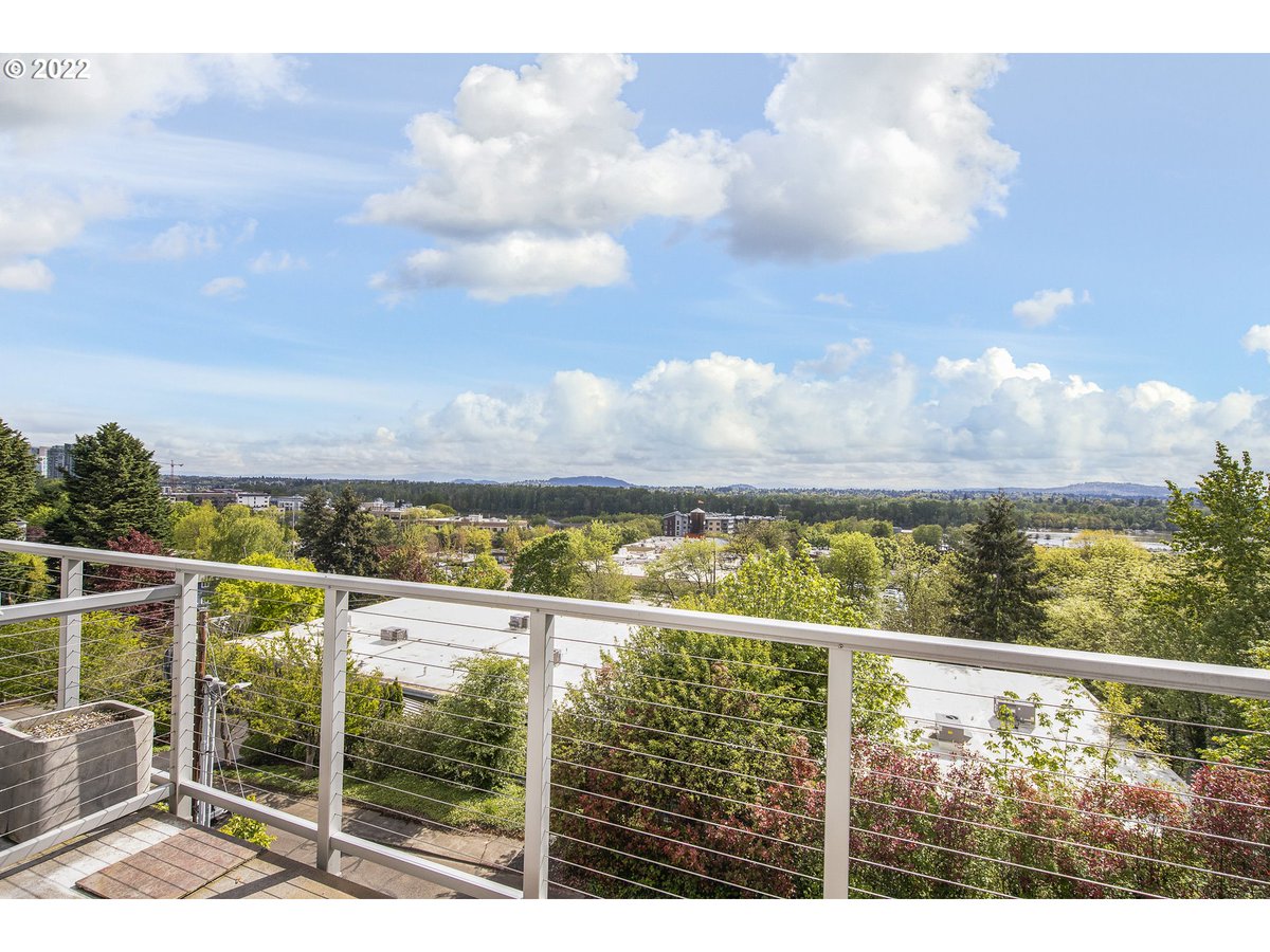 CooperPdx's tweet photo. Enjoy stunning views of Mt. Hood &amp; the Willamette River from this spacious upper level unit in John's Landing. Featuring vaulted ceilings, large windows, wood fireplace &amp; lots of natural light. 

2 bed, 2 bath - 1,596 sq ft
Offered at $410,000 https://t.co/FJ5dYmGUhv