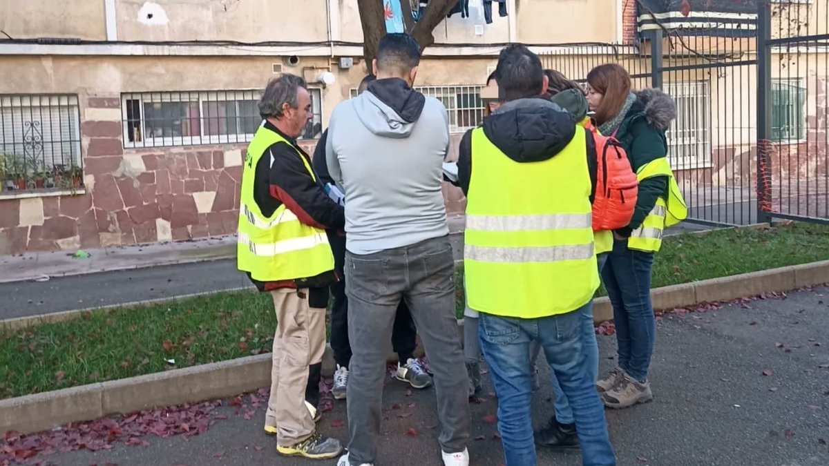 Iniciamos las obras de remodelación en plaza del Pagés, con nuevas arbustivas y zonas verdes, instalación de riego de goteo, elemento deportivo calistenia, pista multideportiva, entre otras mejoras. En tres meses aproximadamente se darán por finalizadas las obras. #Terrassa