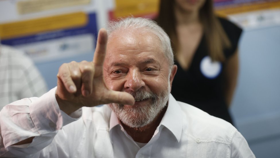 Todo dia o Lula ganhando um pedaço da faixa tweet media
