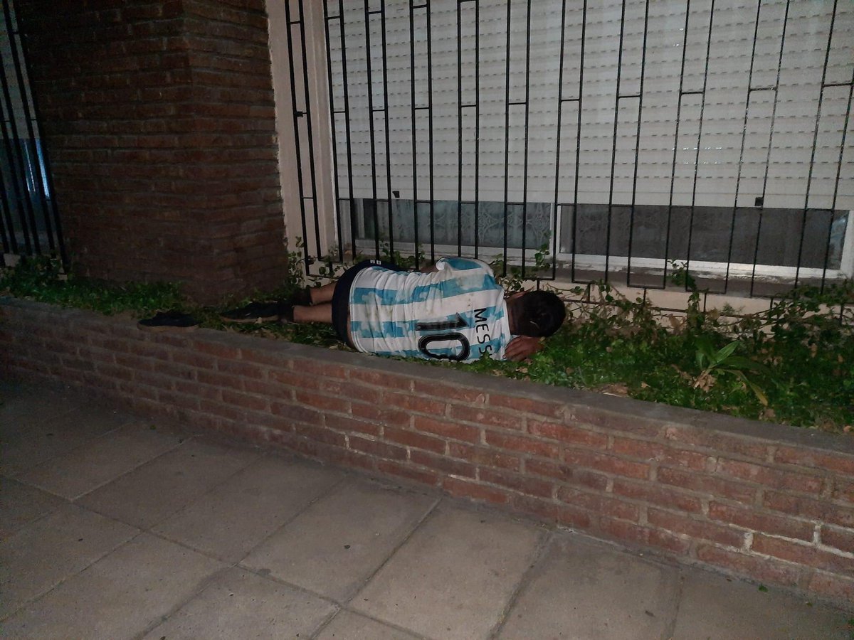Kenaguare's tweet photo. Si alguien perdió un Messi esta durmiendo frente a la Plaza España. https://t.co/Hz0HDjQnt2