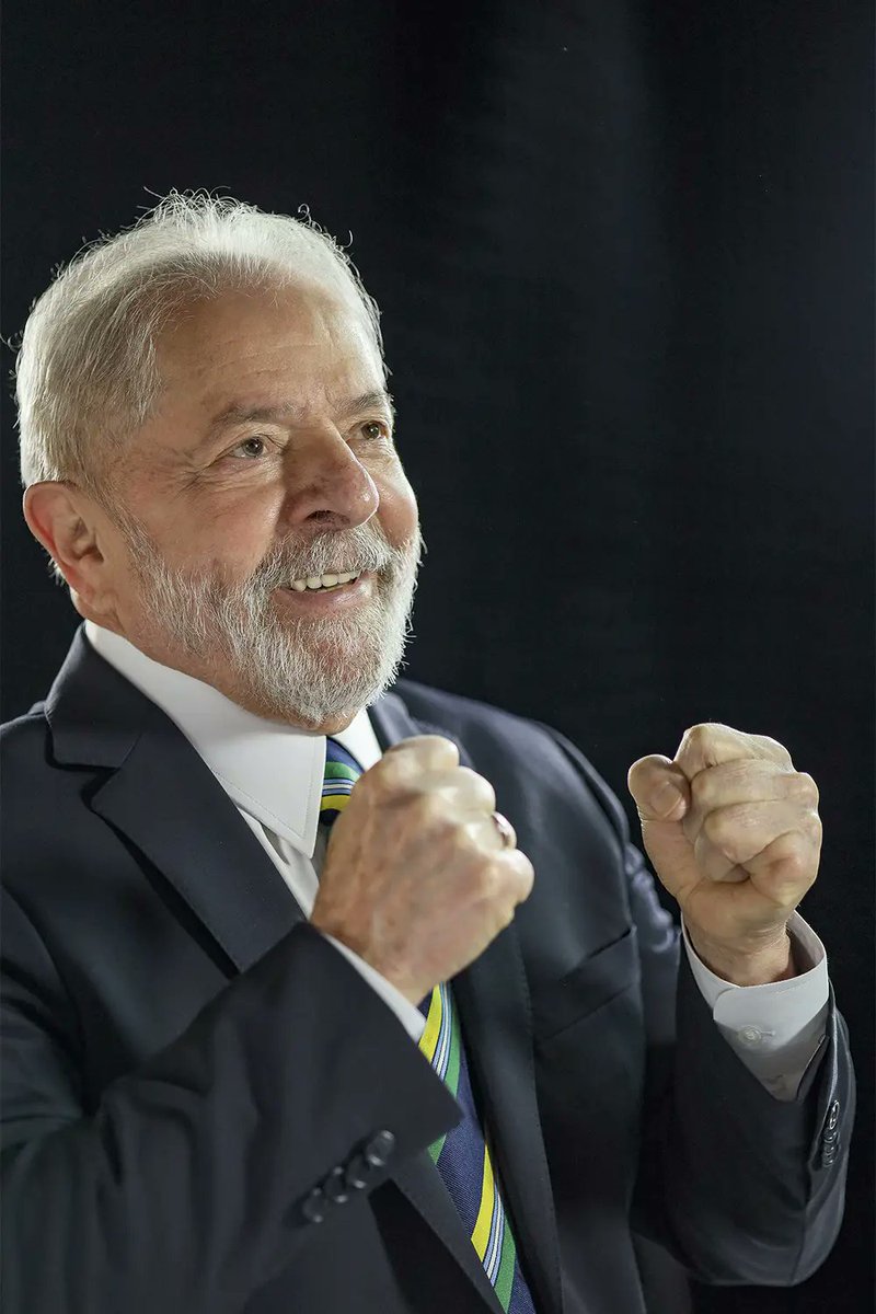 Todo dia o Lula ganhando um pedaço da faixa tweet media
