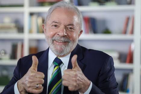 Todo dia o Lula ganhando um pedaço da faixa tweet media