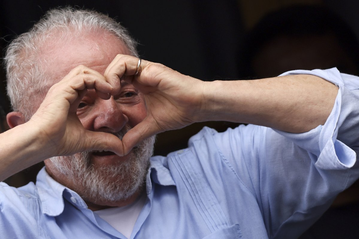 Todo dia o Lula ganhando um pedaço da faixa tweet media