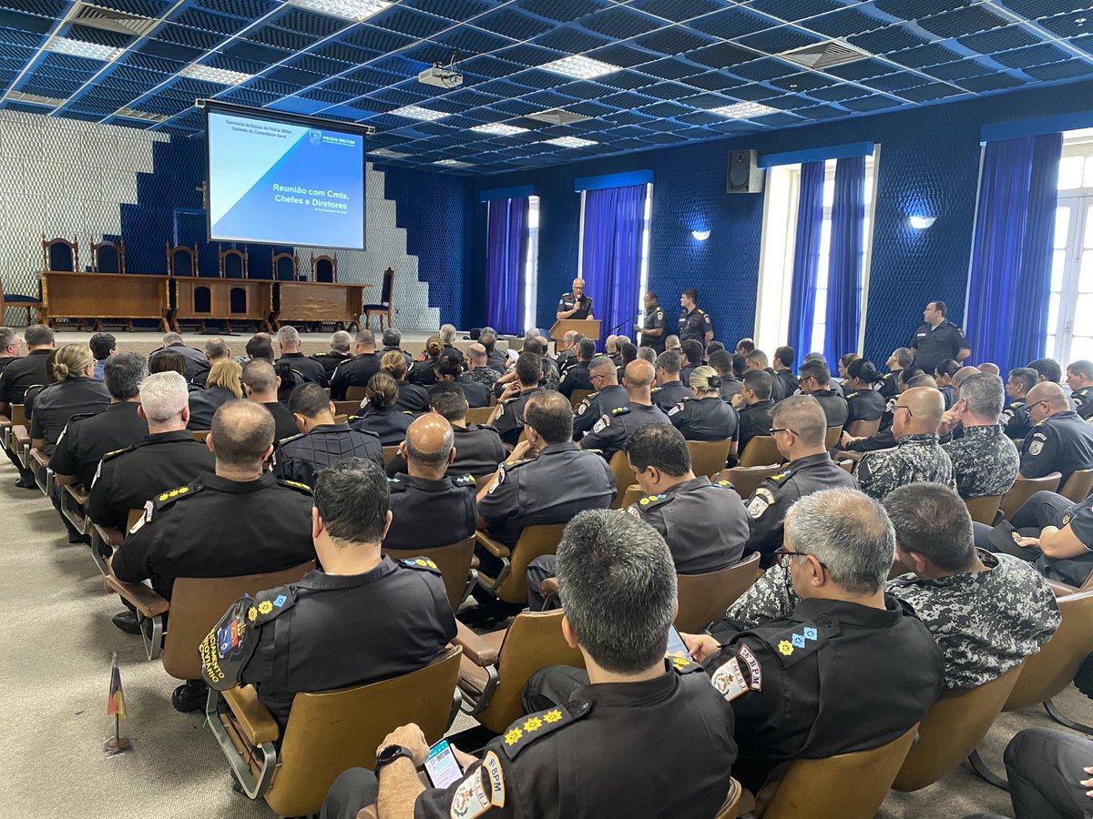 PMERJ's tweet photo. O Comando da Corporação realiza reunião de alinhamento estratégico com os #Comandantes, #Chefes, #Diretores e #Coordenadores das unidades da @PMERJ. O objetivo é dinamizar a capacidade operacional e administrativa da Corporação e garantir que o Réveillon transcorra com segurança. https://t.co/MSovXwjWtJ