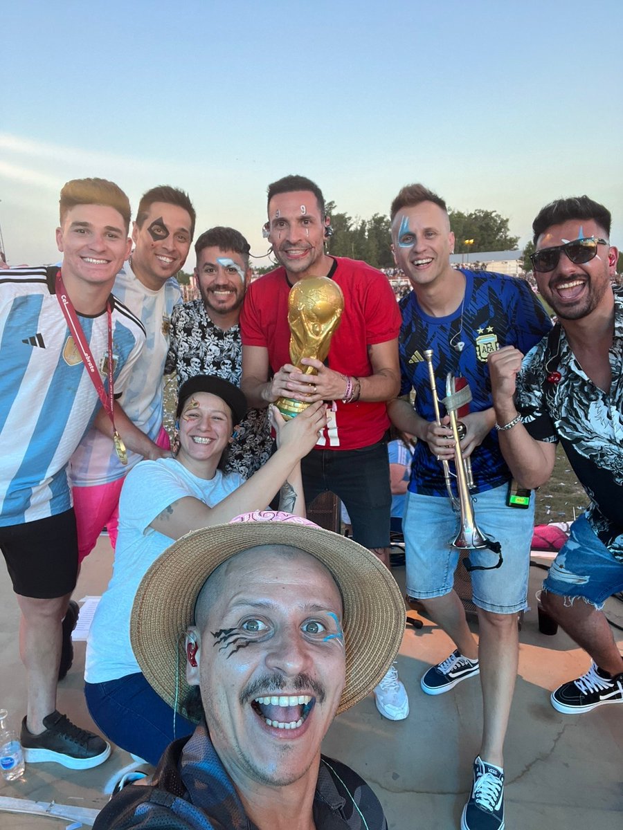 LOSCALIGARIS's tweet photo. Nuestro querido @julianalvarezzz está en casa ⭐️⭐️⭐️ Bienvenido campeón! 🇦🇷
Ayer estuvimos en #Calchin formando parte de una hermosa fiesta para recibir al araña 🕷️
Gracias @Argentina y en especial Julián por esta inmensa alegría para todo el país 🇦🇷 https://t.co/yxWuZmZzj8