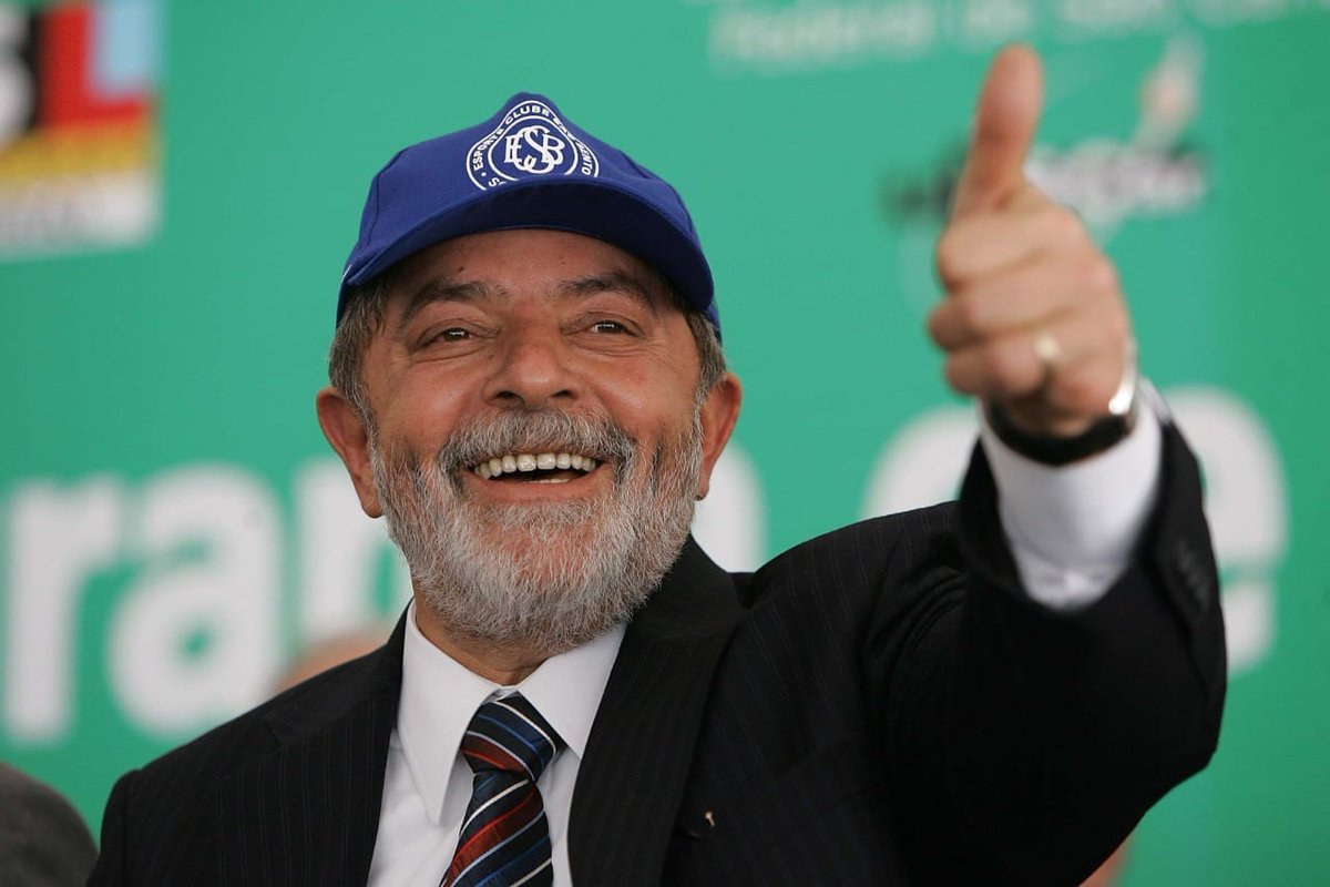 Todo dia o Lula ganhando um pedaço da faixa tweet media