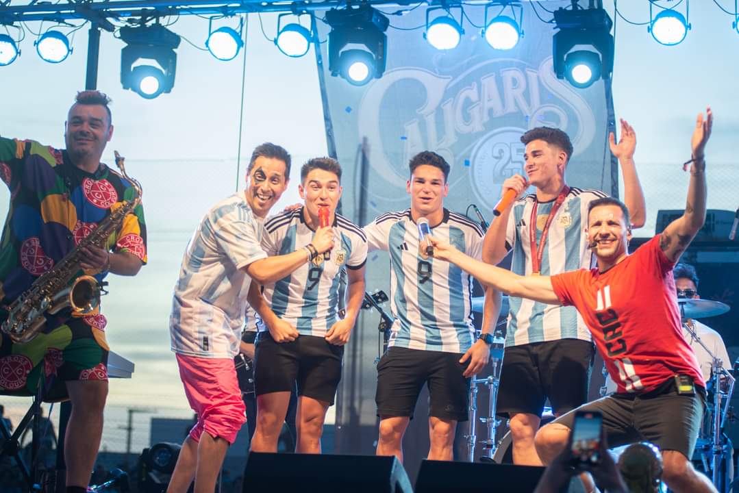 LOSCALIGARIS's tweet photo. Nuestro querido @julianalvarezzz está en casa ⭐️⭐️⭐️ Bienvenido campeón! 🇦🇷
Ayer estuvimos en #Calchin formando parte de una hermosa fiesta para recibir al araña 🕷️
Gracias @Argentina y en especial Julián por esta inmensa alegría para todo el país 🇦🇷 https://t.co/yxWuZmZzj8