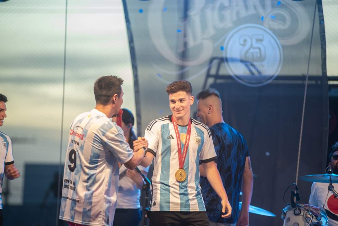 LOSCALIGARIS's tweet photo. Nuestro querido @julianalvarezzz está en casa ⭐️⭐️⭐️ Bienvenido campeón! 🇦🇷
Ayer estuvimos en #Calchin formando parte de una hermosa fiesta para recibir al araña 🕷️
Gracias @Argentina y en especial Julián por esta inmensa alegría para todo el país 🇦🇷 https://t.co/yxWuZmZzj8