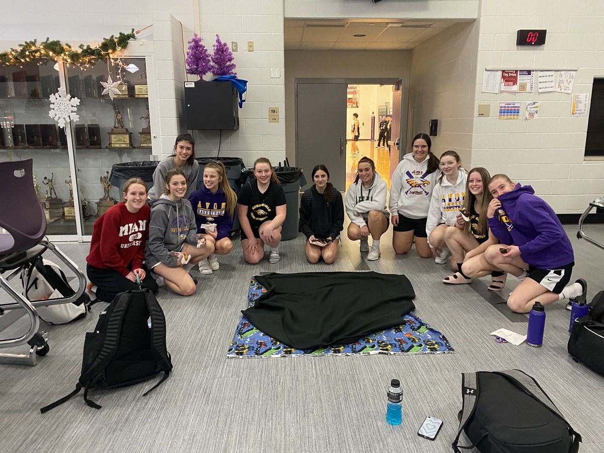 AvonGBB's tweet photo. Making blankets for Rainbow Babies and Children’s Hospital 🎄🙏🏻❤️ https://t.co/fOCxiZMWm4