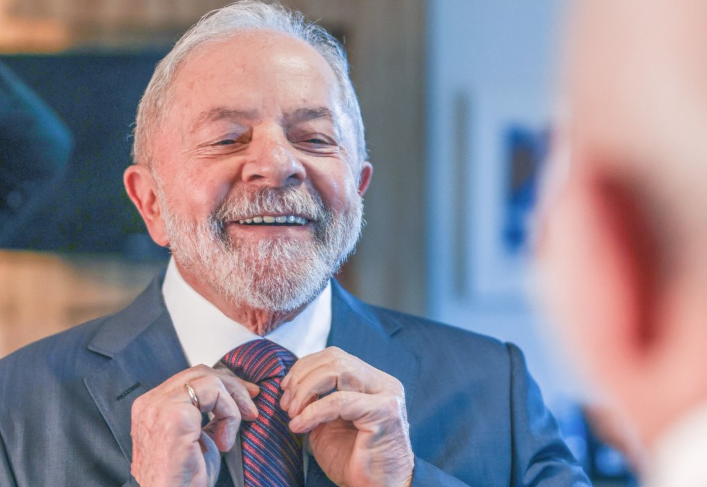 Todo dia o Lula ganhando um pedaço da faixa tweet media