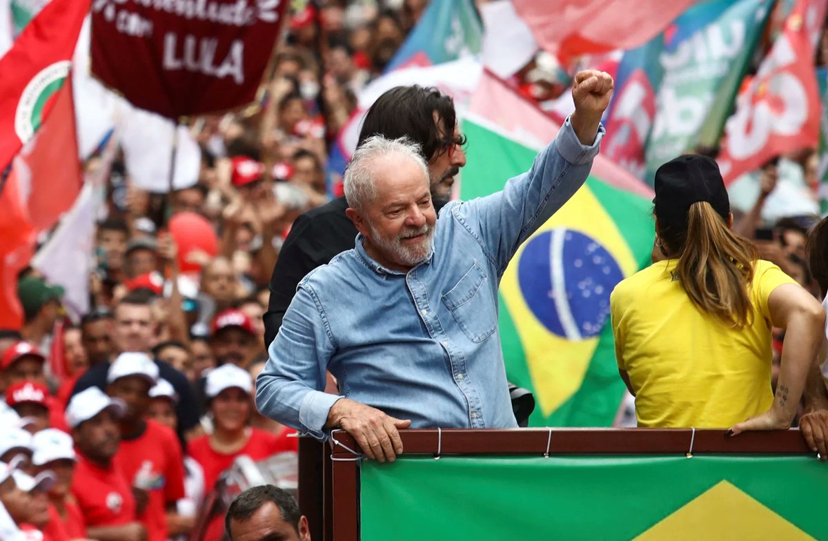 Todo dia o Lula ganhando um pedaço da faixa tweet media