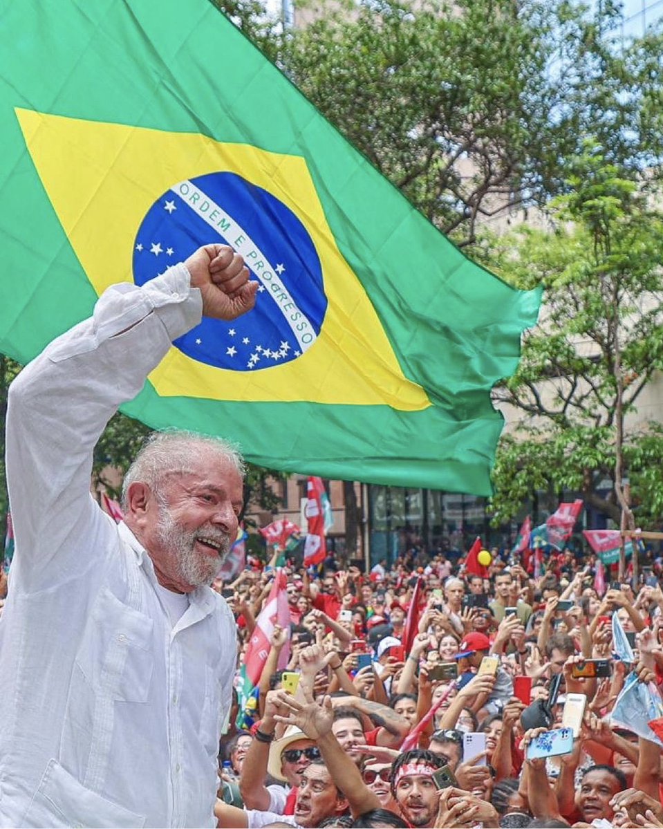 Todo dia o Lula ganhando um pedaço da faixa tweet media