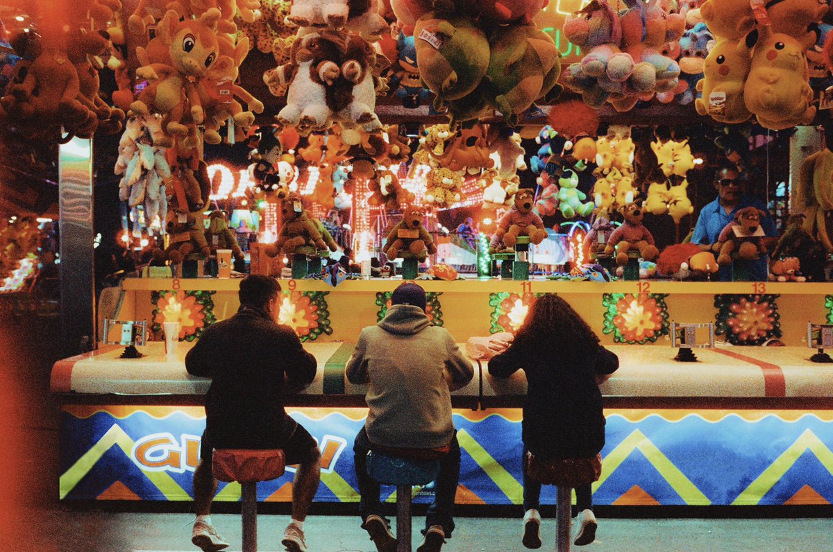 NotKelseySmith's tweet photo. The camera vs the carnival https://t.co/CggnDKkQdo