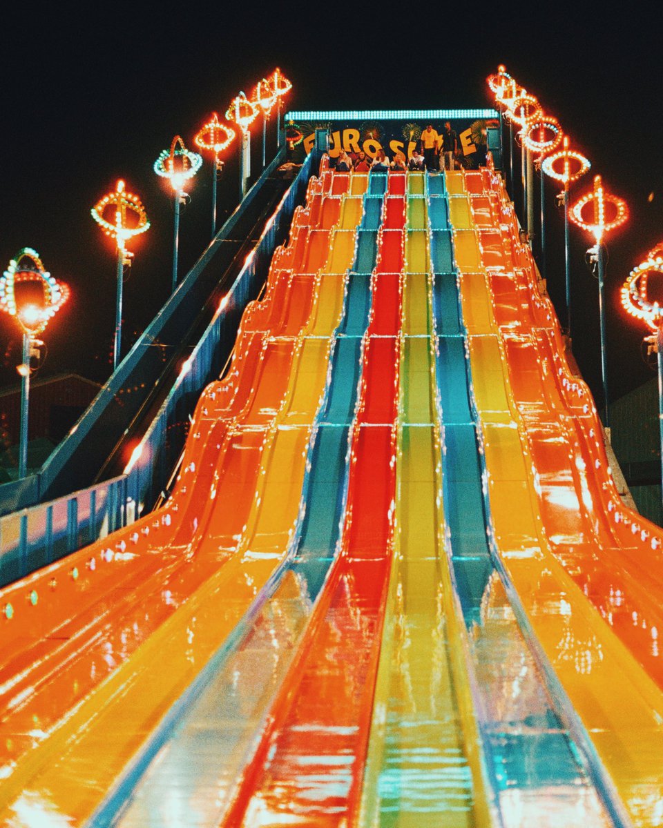 NotKelseySmith's tweet photo. The camera vs the carnival https://t.co/CggnDKkQdo