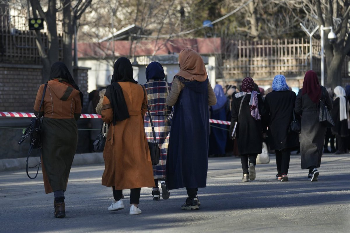 HashteSubhDaily's tweet photo. دستور تازه طالبان: به فارغان دختر سند فراغت از دانشگاه داده نشود
#LetHerLearn 
#GenderApartheid
#OpenUniversityDoor 
---
https://t.co/aah16Eujqw https://t.co/sEqHI1tTOx