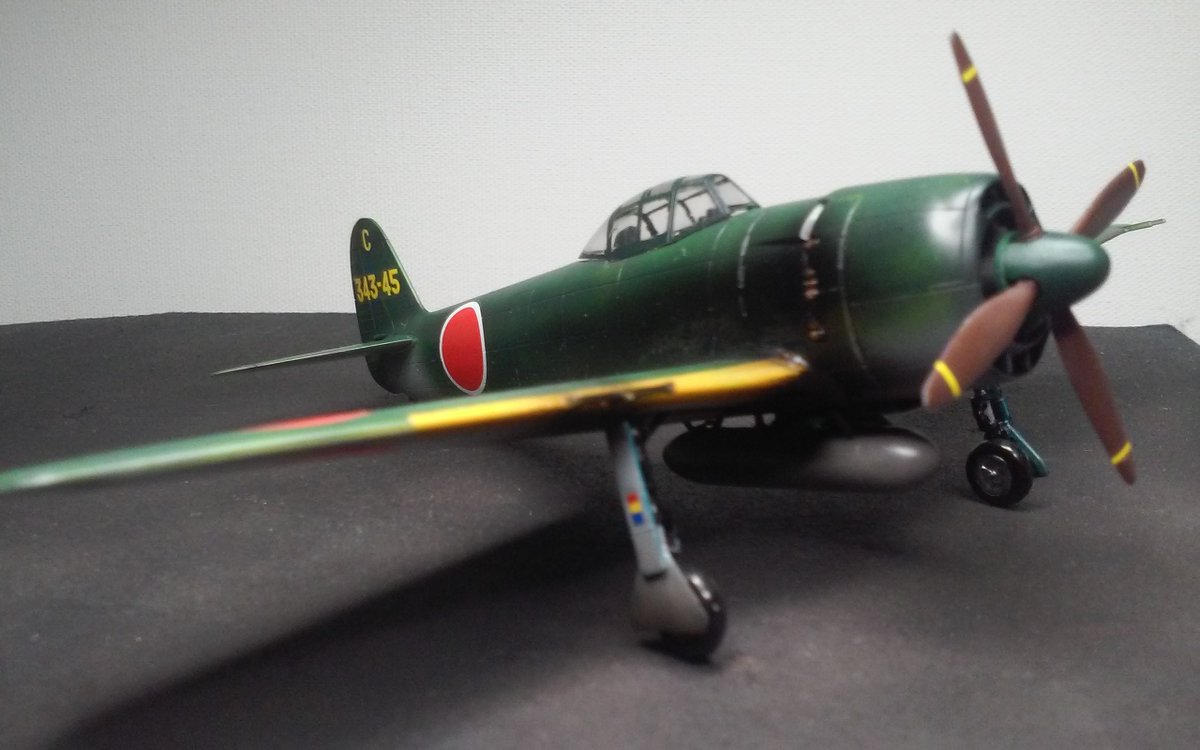 #来週クリスマスだし緑と赤をフォルダーから探せ
緑と赤の配色となると大戦時期の日本機になりますね
現用機で探してみても緑はあっても赤がなかなか
ありませんでした(T_T)
自衛隊創設期、警察予備隊の頃に存在していたようですがイラストでしか見たことないです(T_T)
＃紫電改 ＃ハセガワ 1/48