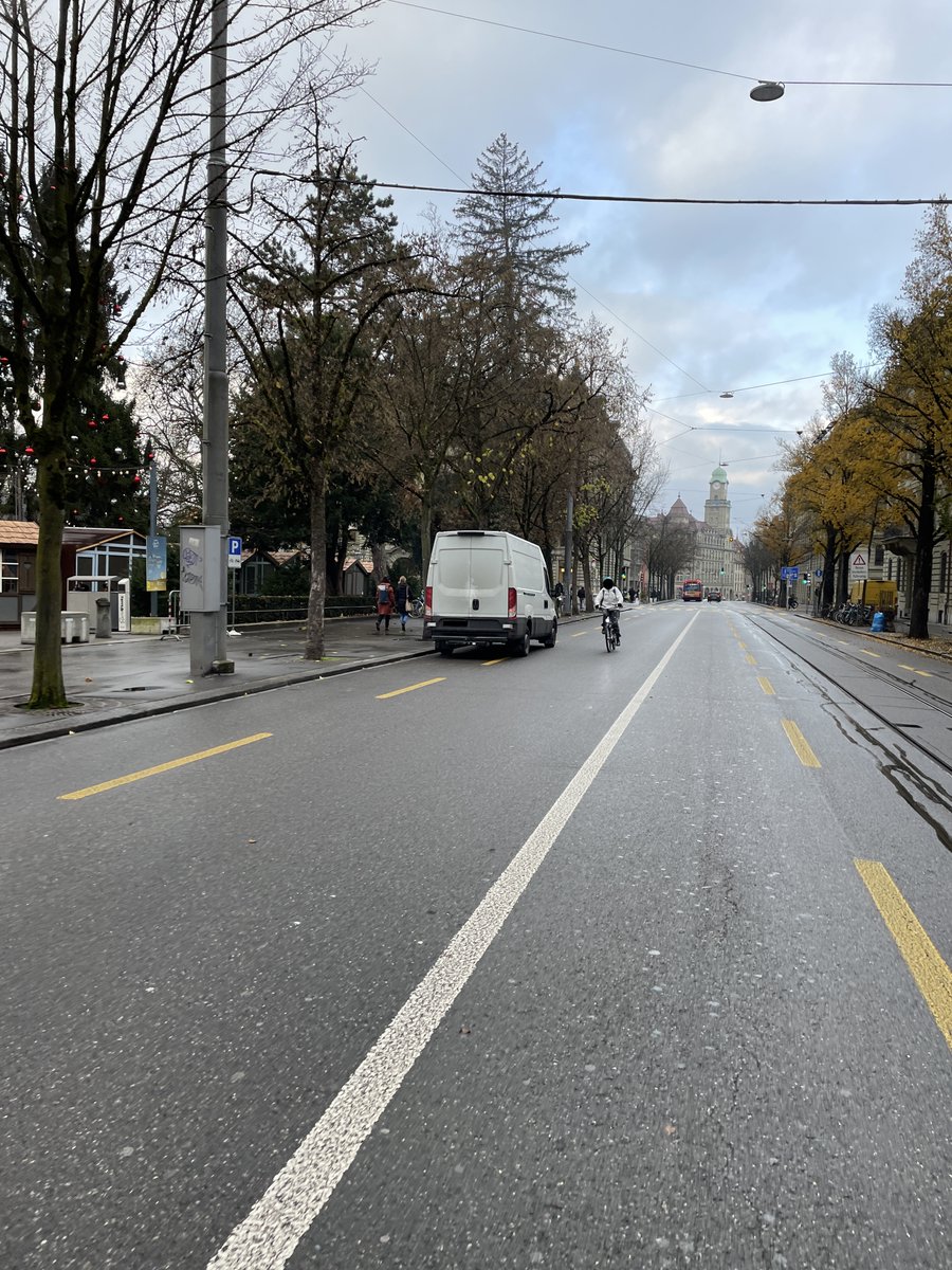 velospektivebe's tweet photo. Das Anlieferungskonzept des Weihnachtsmarktes auf der Kleinen Schanze in einem Bild. Oftmals ist auch das Trottoir zuparkiert.

Weshalb wird das toleriert, @Bern_Stadt und @PoliceBern? https://t.co/dJvx4MMI7U