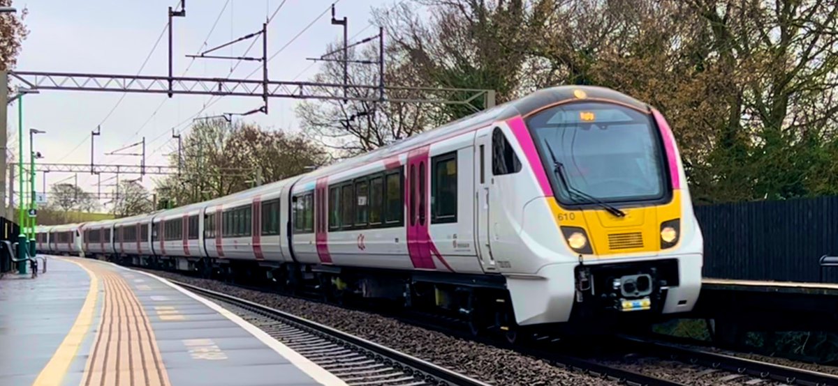 Long Buckby ✅

720610 + 720606 passing Long Buckby on a test run to Rugby #Class720