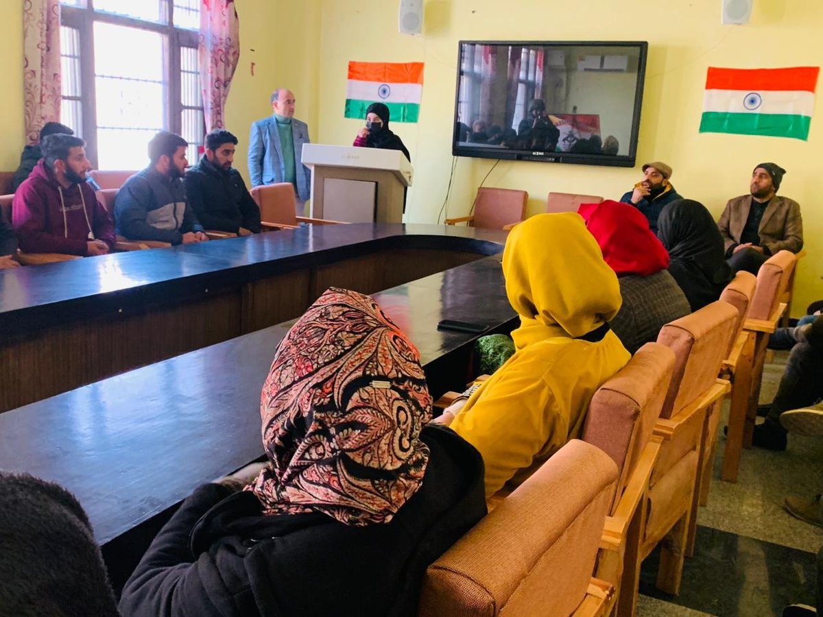 ChinarcorpsIA's tweet photo. Continuing with the initiative towards energising #youth &amp; inculcating good oratory #skills among students, #Chinarwarriors organised a Debate Competition at Govt Degree College, Magam #Budgam. The event witnessed active participation of youth.

#Kashmir 
@adgpi 
@NorthernComd_IA https://t.co/t3HPKTlPyz