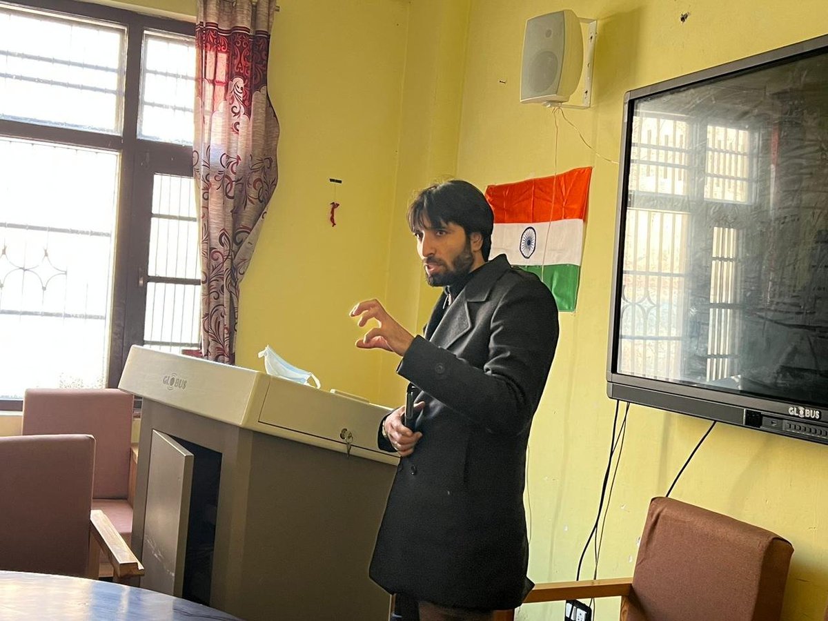 ChinarcorpsIA's tweet photo. Continuing with the initiative towards energising #youth &amp; inculcating good oratory #skills among students, #Chinarwarriors organised a Debate Competition at Govt Degree College, Magam #Budgam. The event witnessed active participation of youth.

#Kashmir 
@adgpi 
@NorthernComd_IA https://t.co/t3HPKTlPyz