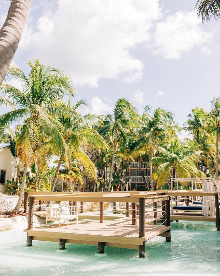 cheecalodge's tweet photo. The more sunshine the merrier ☀️ 

Be swept away by the casual elegance emanating from every detail and settle into the laid-back lifestyle of Islamorada.

📸 @kelleyraephoto | #CheecaLodge #LivetheLegend https://t.co/FwO4nZRzqm