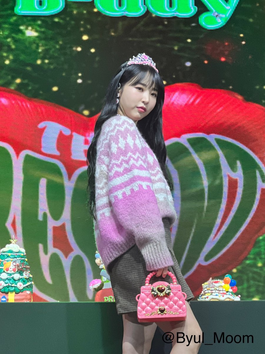 Byul_Moom's tweet photo. 오늘 역대급으로 행복했다…. 자리가 2열이 될줄은 꿈에도 몰랐지… 사진 못찍는 무무라 미안해 언니ㅜㅜ https://t.co/wZT0XlXcBy