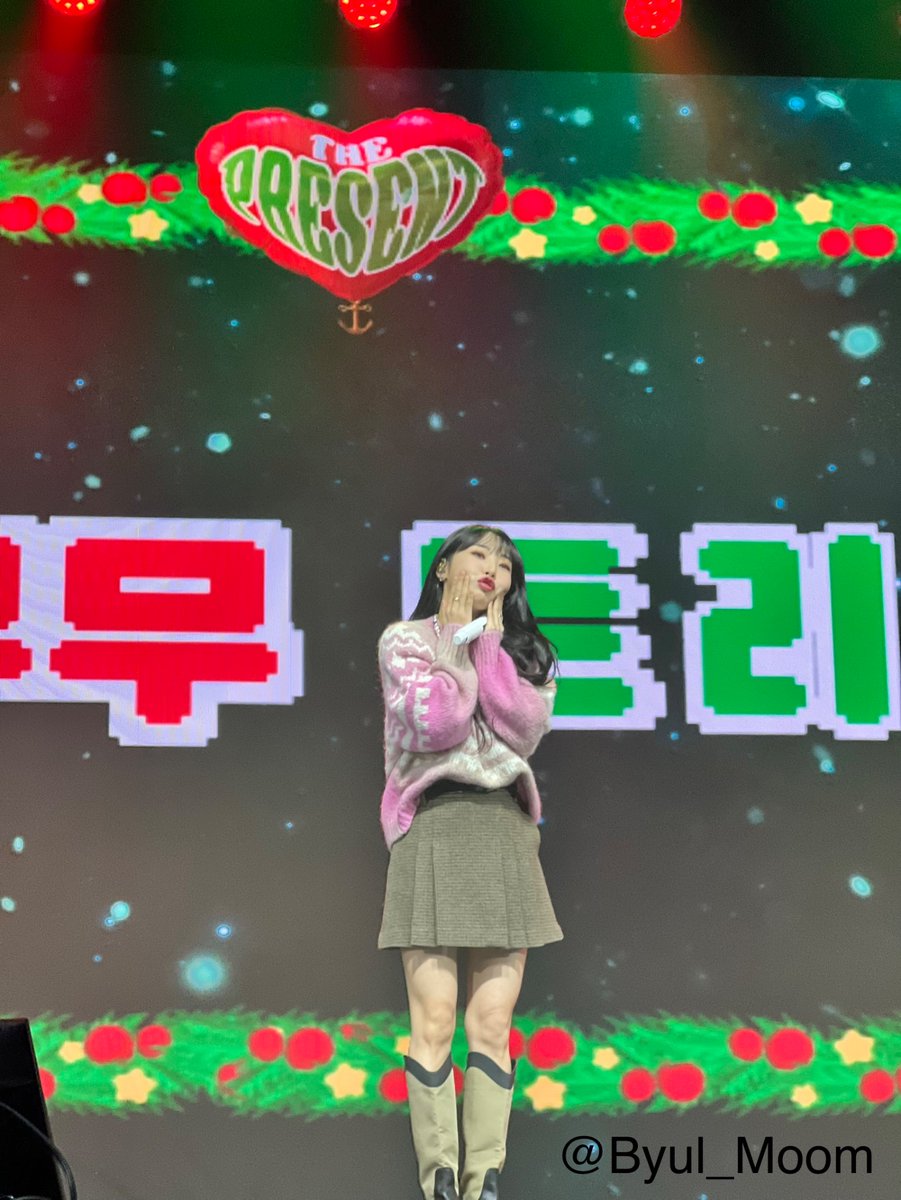 Byul_Moom's tweet photo. 오늘 역대급으로 행복했다…. 자리가 2열이 될줄은 꿈에도 몰랐지… 사진 못찍는 무무라 미안해 언니ㅜㅜ https://t.co/wZT0XlXcBy