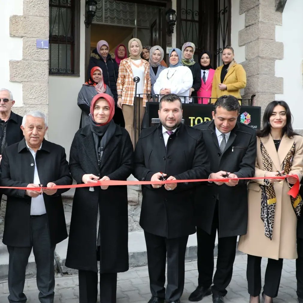 AfyonkarahisarH's tweet photo. Afyonkarahisar valiliği ve İyilik hareketi dernegi ortak projesi olan Toplum destek merkezi (TODEM) valimiz @kubrayigitbasi  ve @zeybekbaskan  tarafından açıldi. Kendilerine tesekkur ederiz. Vatana millete hayirli olsun 🇹🇷 https://t.co/Vk2GIVM1Ss