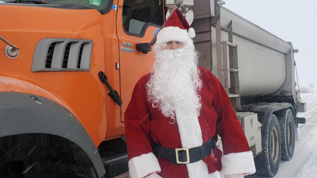 OtterTailCoMN's tweet photo. Take it from an expert-traveling in the winter can be difficult. Know before you go by visiting https://t.co/Tk2pkQ4vNU.
π
Santa says βgive the plows room and stay at least 10 car lengths back.β @mndotwcentral #511mn https://t.co/OlURuNgokf