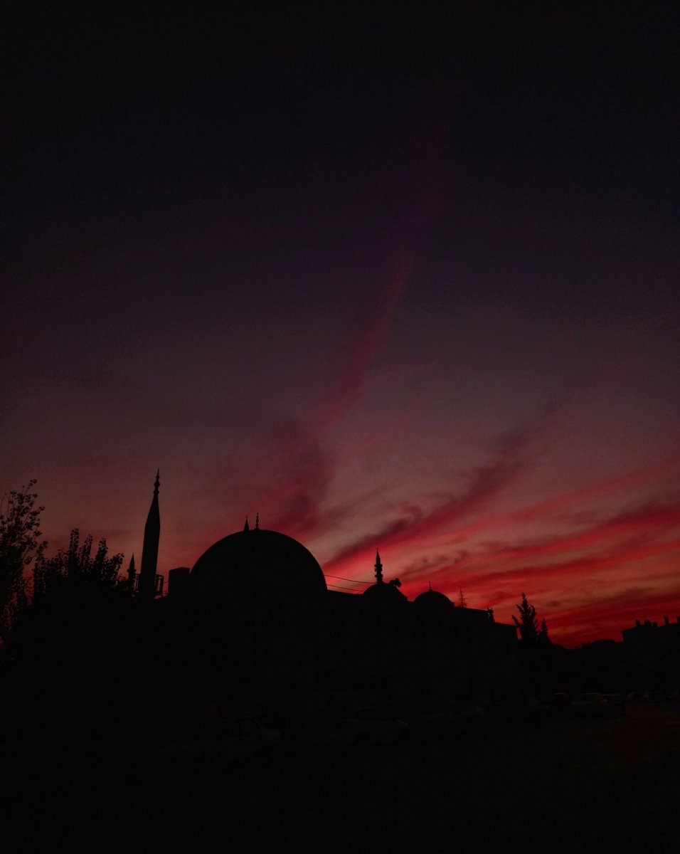 lallvaveyla's tweet photo. @digerkm Gökyüzü bütün renkleri bölüşmüş,
Umutsuz bir siyah düşmüş payıma..

•Nail Abbas Sayar https://t.co/24cID5da2Z
