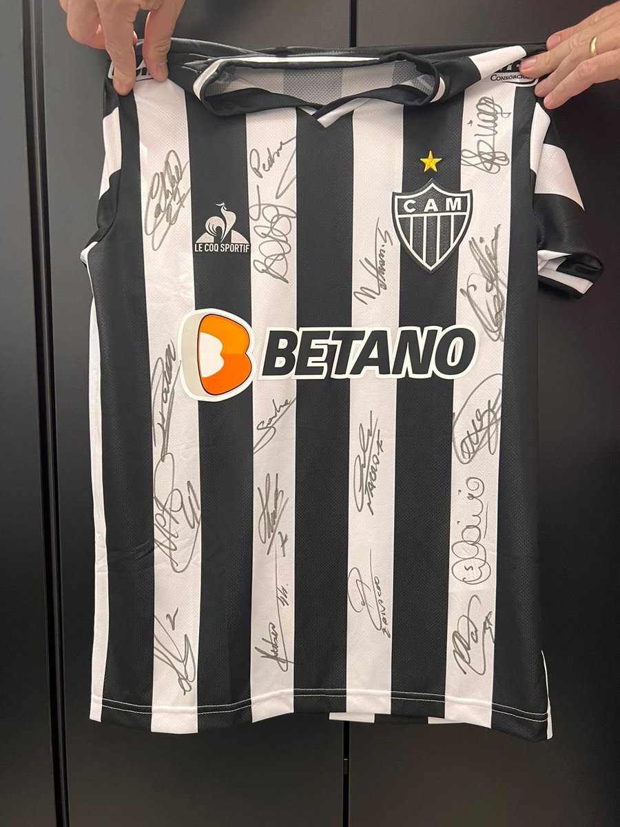 HenriquevRocha's tweet photo. O Instituto Galo está vendendo camisas do Galo autografas, sendo algumas só pelo Hulk e outras por todos os atletas.Os valores arrecadados com as vendas serão usadas para atender pessoas Carentes! 
Desde já,muitíssimo obrigado!

Sérgio Coelho

Interessou Chama na DM! 
Vai acabar! https://t.co/pUQPknHCcy