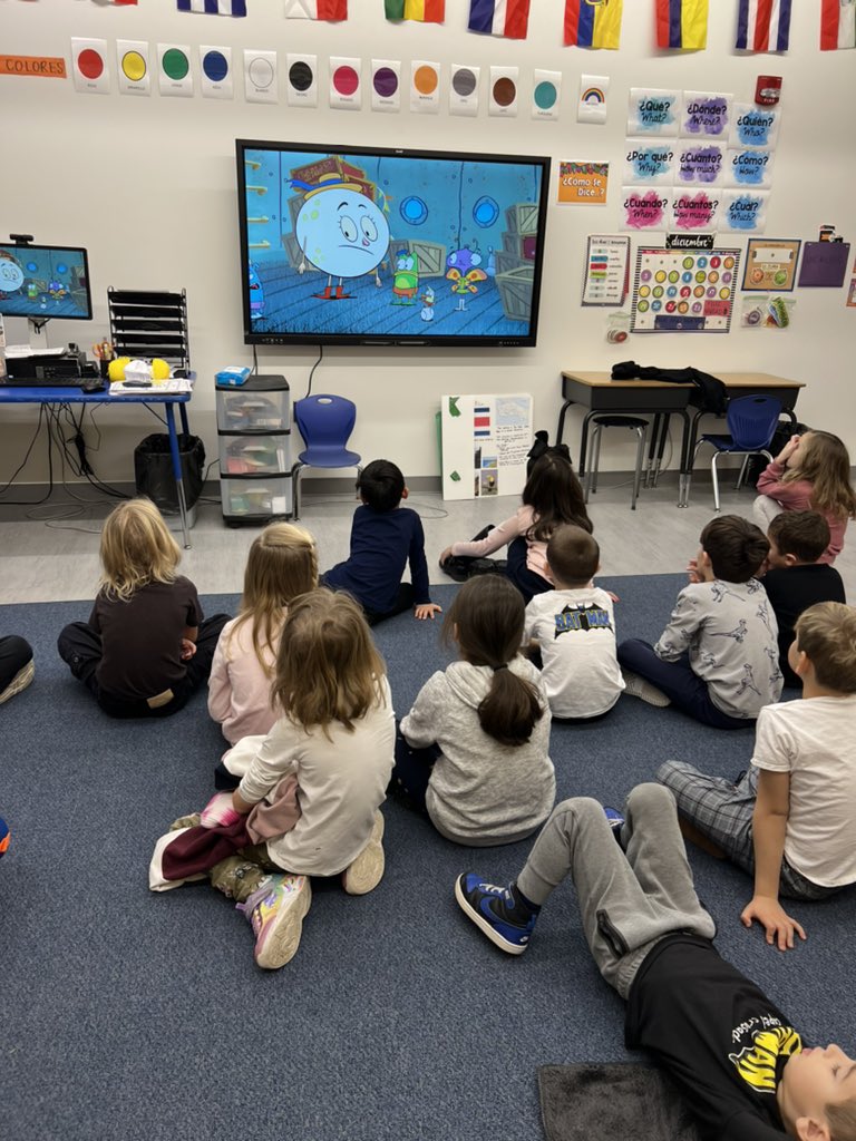 GwlSpanish's tweet photo. 1st graders learning about how Christmas 🎄 is celebrated around the world with Let’s Go Luna from @PBSKIDS https://t.co/I4DQWodTDG