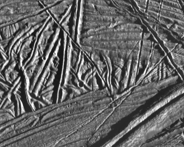 LPItoday's tweet photo. While a plate-tectonic Earth may be unique in the inner solar system, Jupiter’s moon Europa may show a plate-tectonic corollary within its floating ice shell. Read more: https://t.co/BhhURrZKa6 https://t.co/hlc2VfnNtE